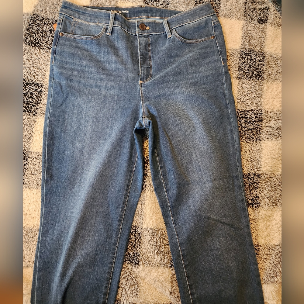 LAWLESS Straight Leg Women’s Jeans in Medium Blue Wash